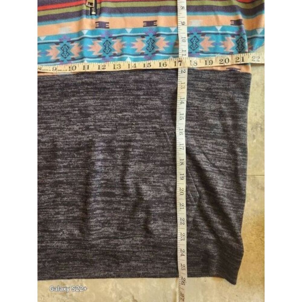 O10 Quarter zip heather gray athletic shirt w pockets & Southwestern design - Picture 6 of 7